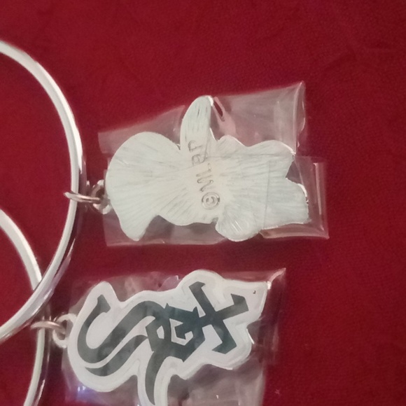 Chicago white Sox earrings nwt protective covers on medallion MLB Baseball MLB - Picture 2 of 3